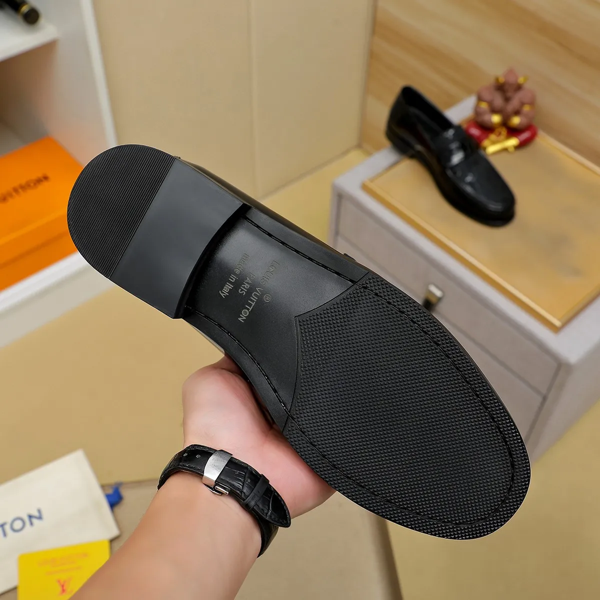 Men's shoes 💰 460 💰 Louis Vuitton LV ® 🆕 model 🔛Full shoe counter, first layer cowhide, 🐂leather lined casual shoes for men, super soft outsole, essential for driving. Counter synchronization, original first layer cowhide, completely 1:1 mold customization🌹top version, color optional! Number: 39-44 (customized at 38.45)